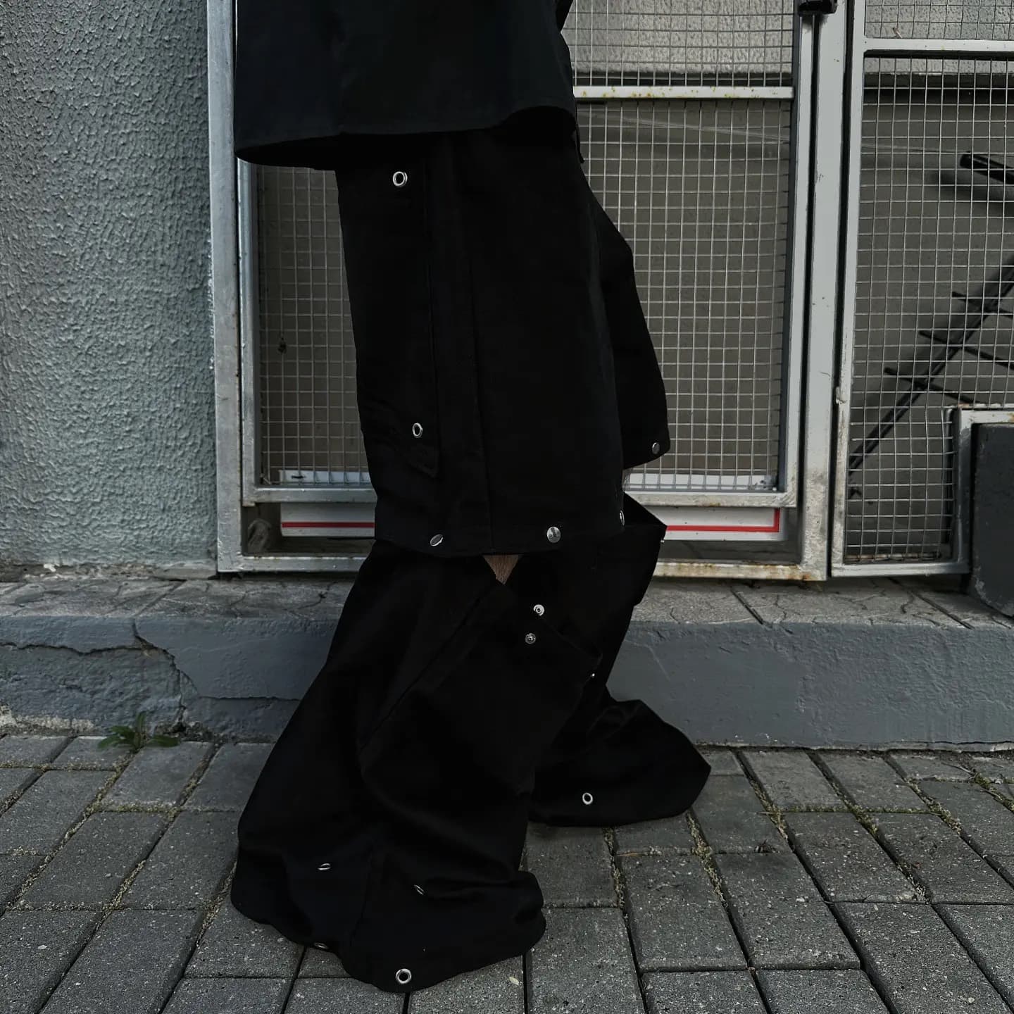 Seraphim Transformers Pants: деталь клепок на штанине