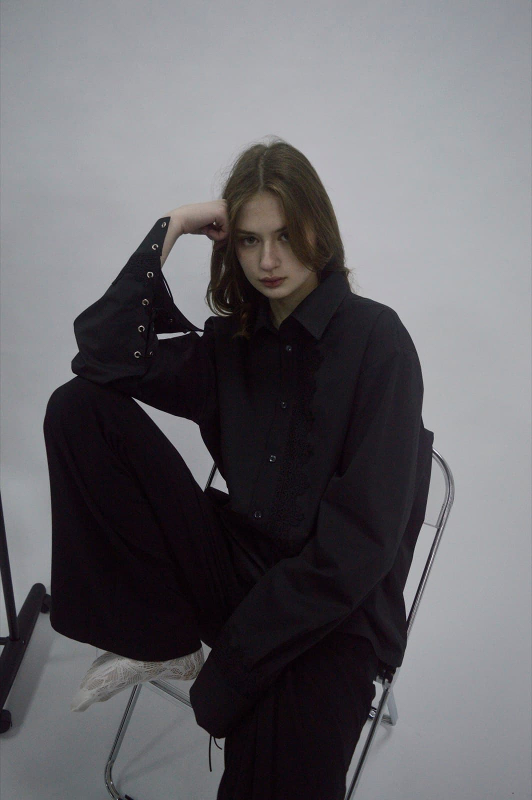 VampShirt на человеке, видна шнуровка на рукаве
