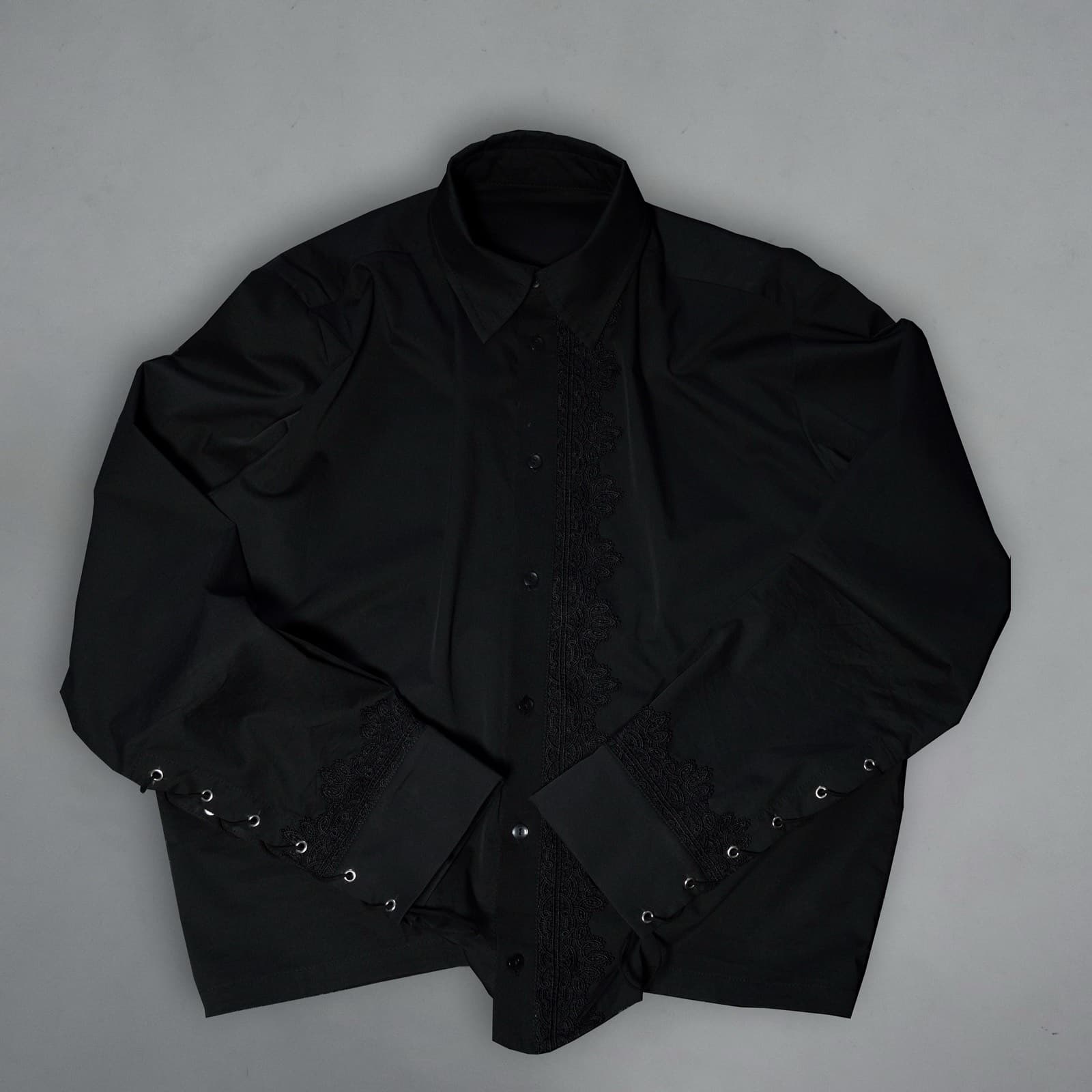 VampShirt: раскладка, кружевная планка и манжеты с люверсами