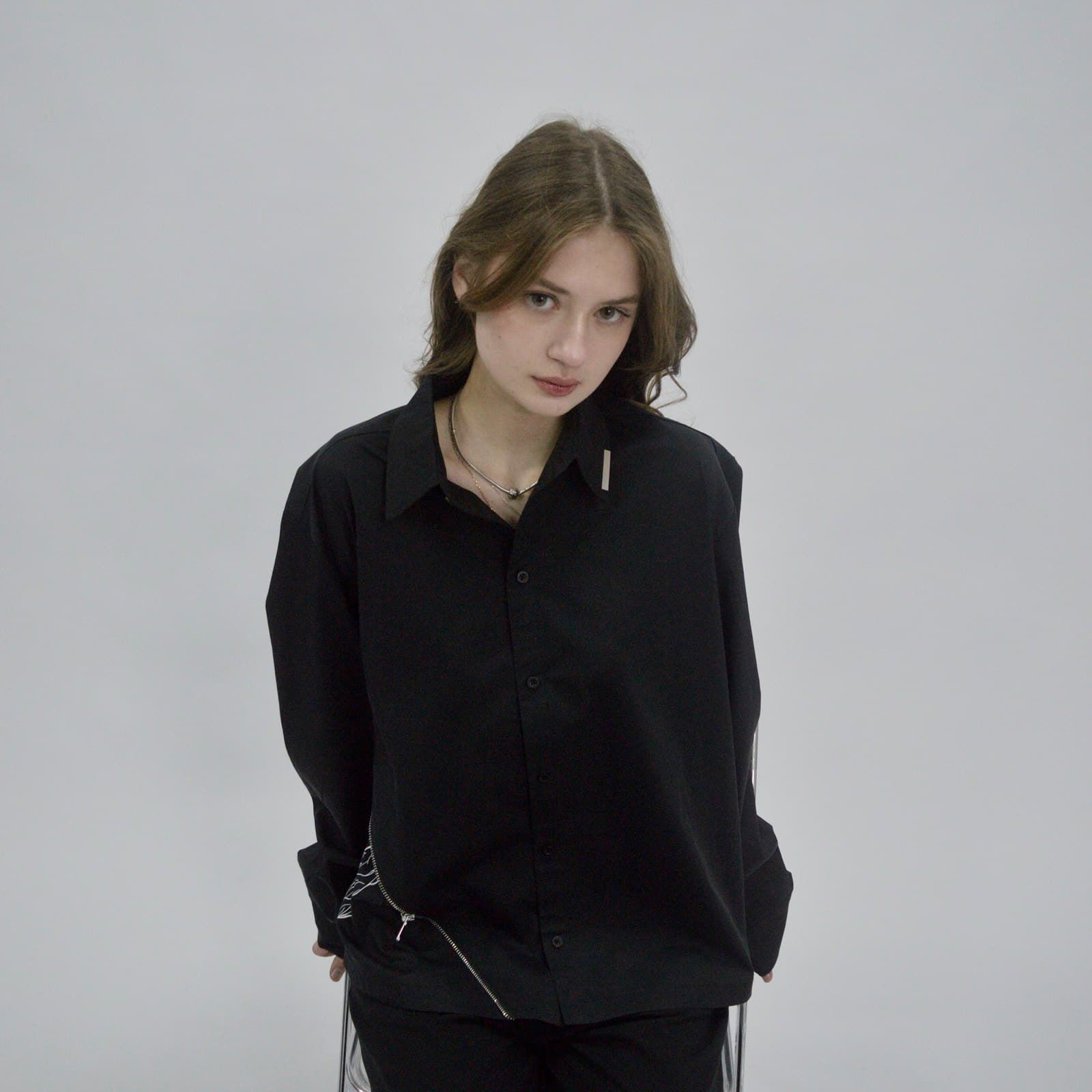 ZipLogoShirt на человеке, вид спереди