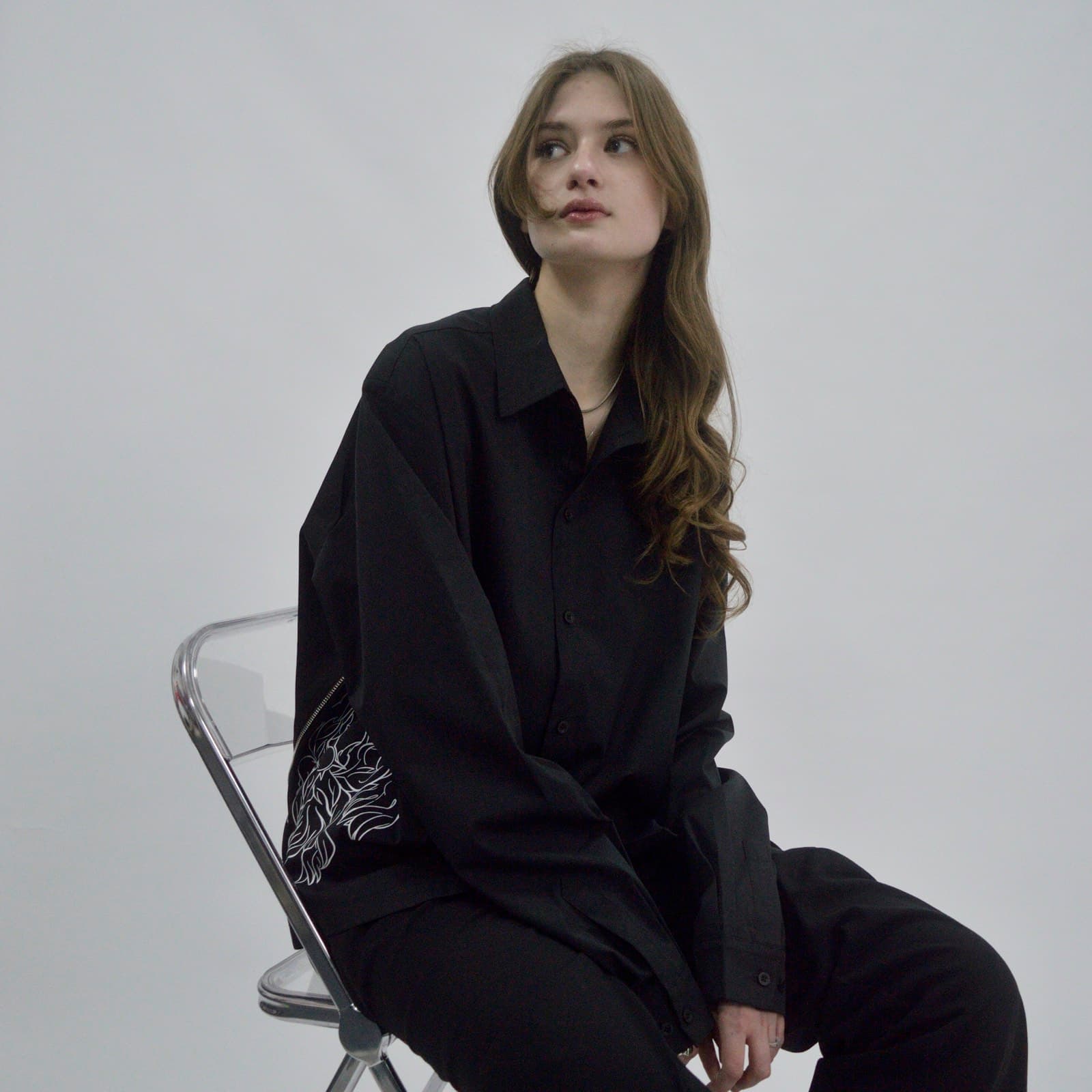 ZipLogoShirt на человеке сидя